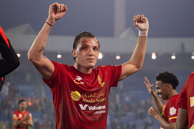Retegui celebra la victoria de Al Qadsiah