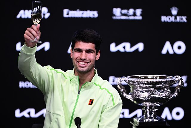 Alcaraz brinda con champ�n.