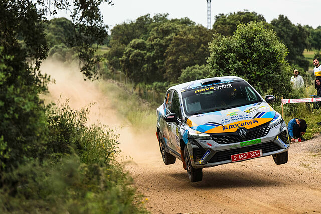 Tom�s Llinares volando con su Renault Clio Rally5 en Pozoblanco.