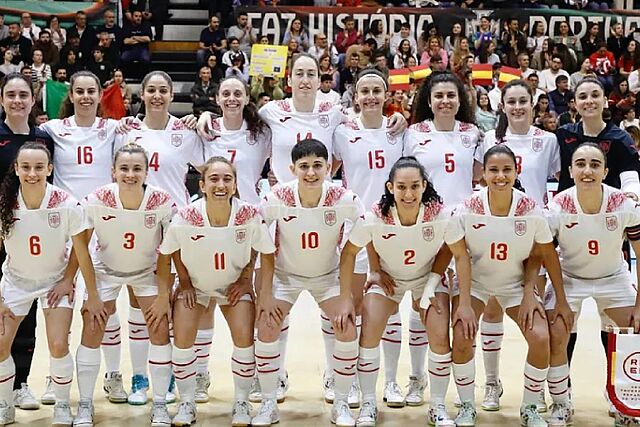 Las jugadoras de Cl�udia Pons forman antes de medirse a Portugal en Fafe