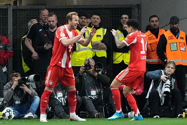 Harry Kane celebra un gol con Luis D�az.