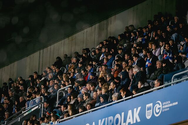 Cientos de socios realistas llenan una tribuna de Anoeta.