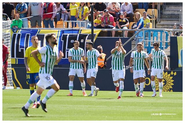 Carracedo celebra el primer gol del C�rdoba con sus compa�eros