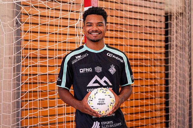 Viktor Baptista posa con la equipaci�n del Illes Balears Palma Futsal
