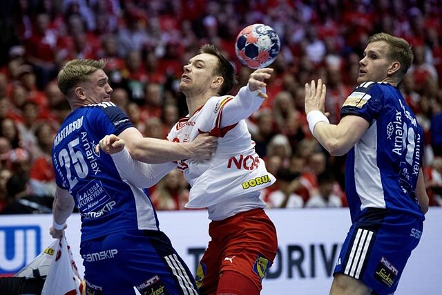 El dan�s Mathias Gidsel, defendido por los islandeses Haukur Thrastarson y Ellidi Vidarsson.