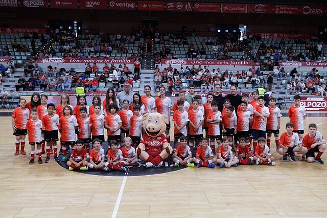 La escuela asociada Futsal Le�n Juan XXIII femenina present� en el descanso a sus equipos prebenjamines, benjamines y alevines.