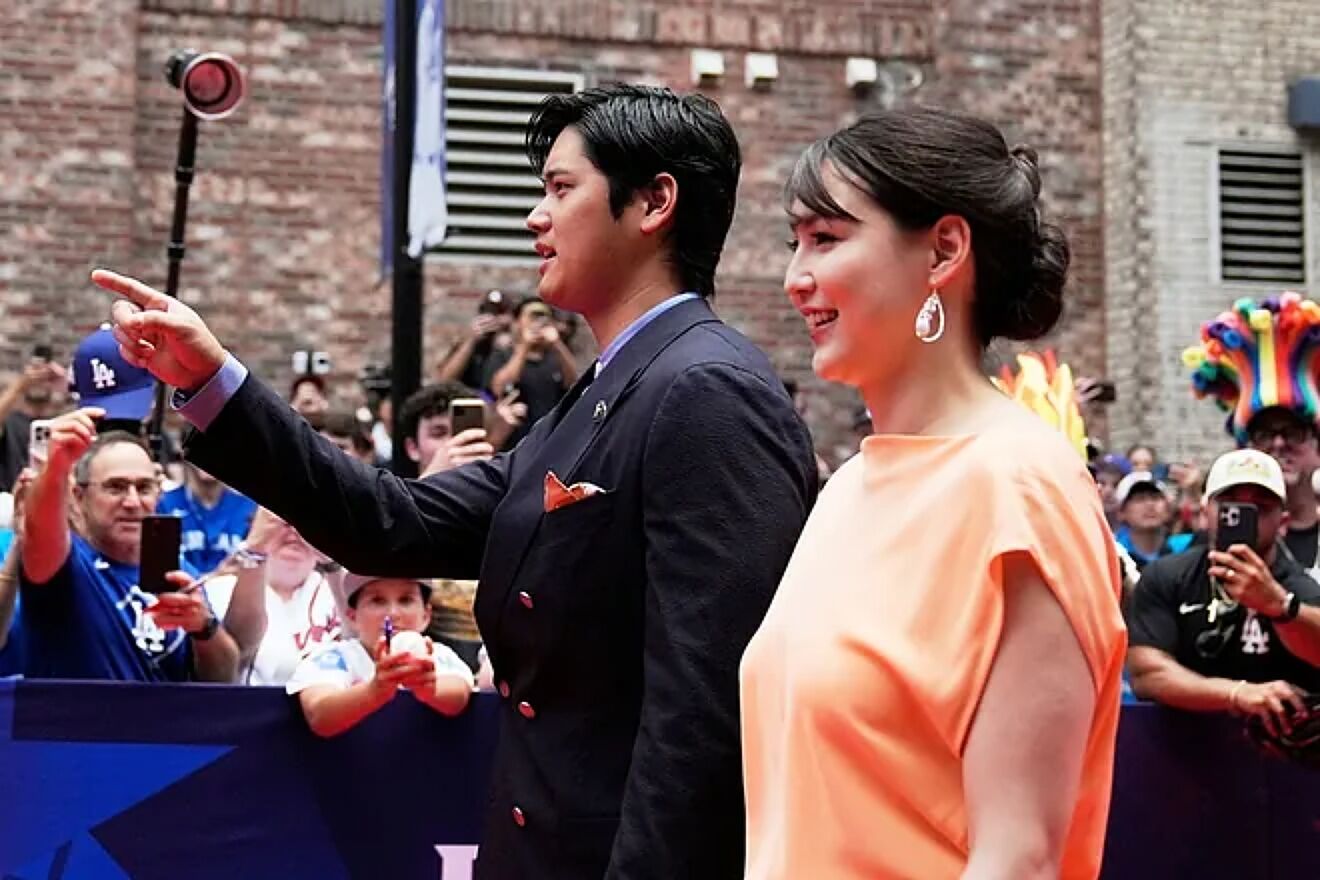 Shohei Ohtani's wife, Mamiko Tanaka, turns heads in a stylish dress in unexpected appearance