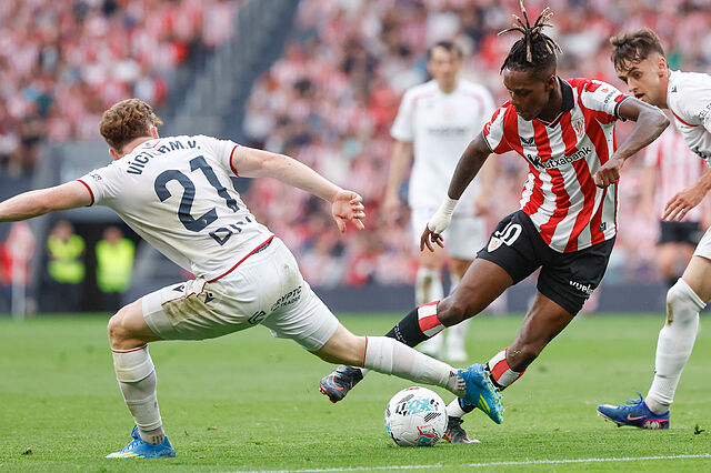 Nico Williams contra V�ctor Mu�oz en el partido que enfrenta a Athletic contra Osasuna hoy en LaLiga