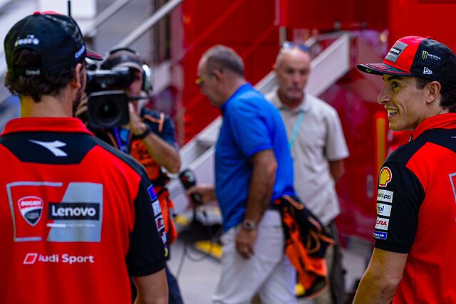 Pecco Bagnaia y Marc M�rquez en el paddock del GP de Catalu�a.