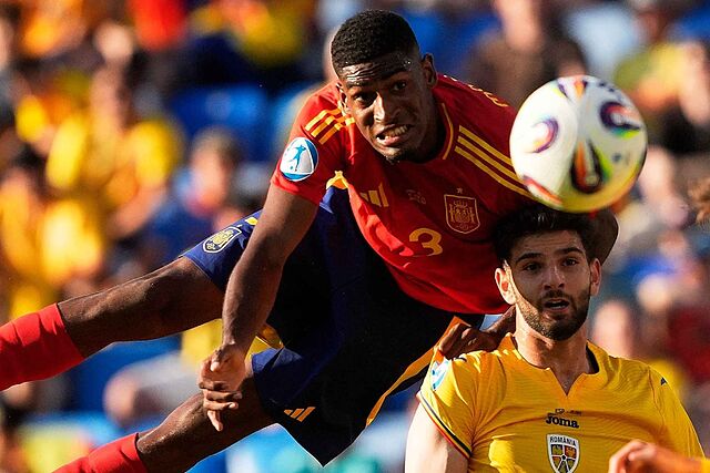 Mosquera se dispone a rematar el bal�n durante el partido ante Ruman�a.