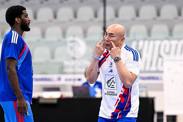 Talant Dujshebaev charla con Dika Mem durante su primer entrenamiento con Francia.
