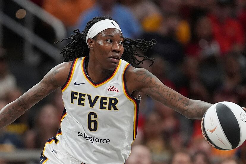 Fans are outraged when Natasha Howard refuses to pass the ball to Caitlin  Clark: 'There's tension' | Marca