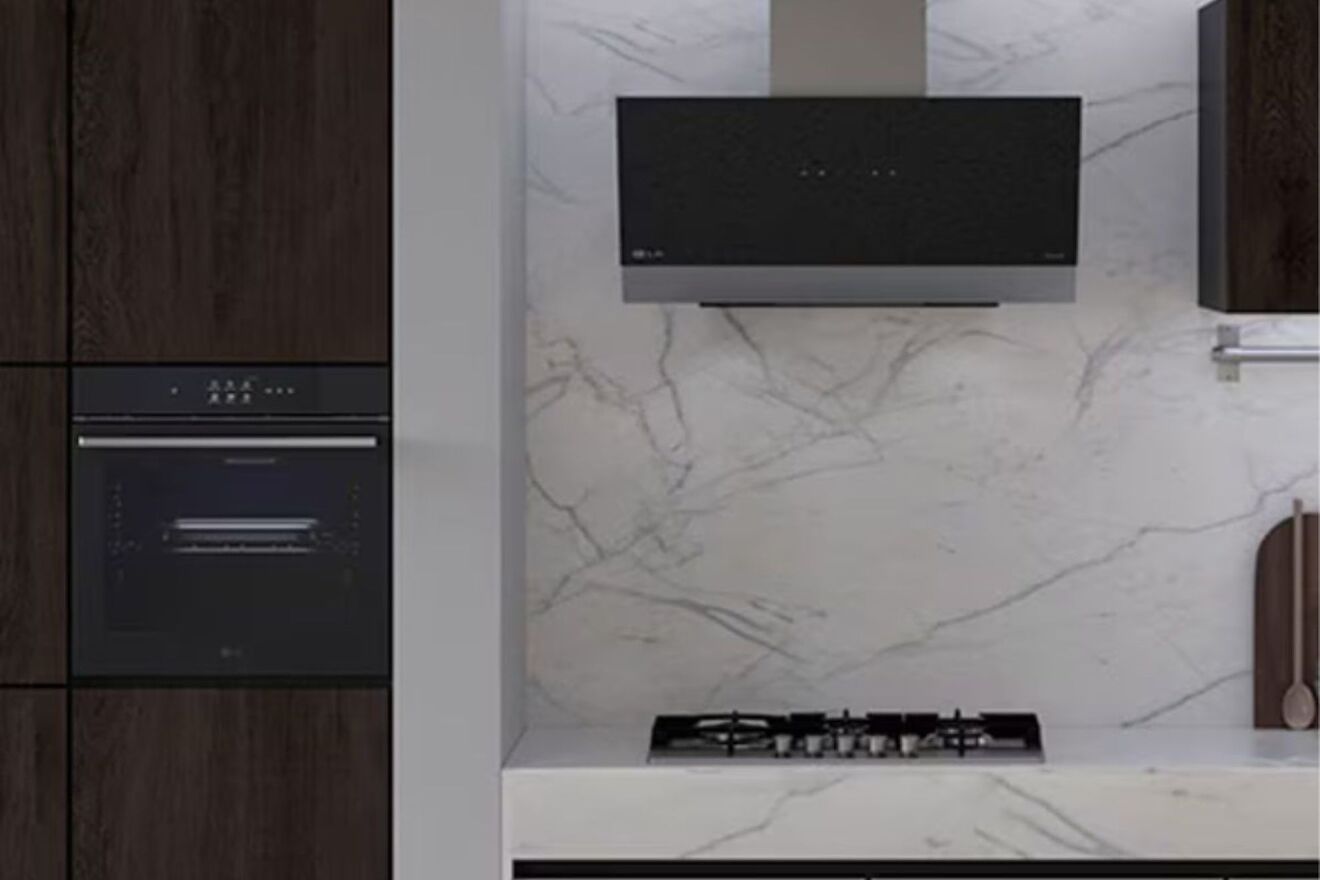 Este conjunto de horno y microondas de LG reúne Air Fry, vapor e InstaView en un solo diseño.