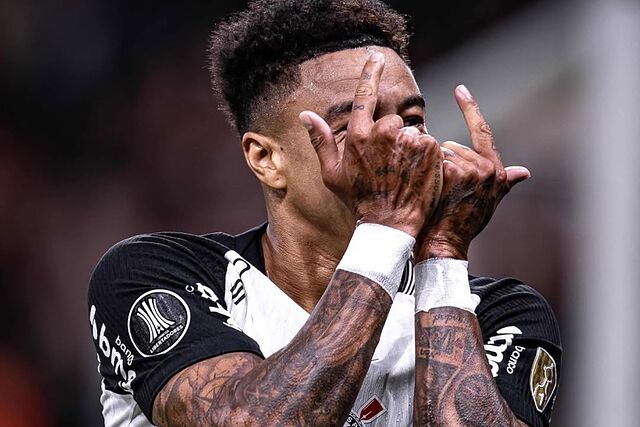 Jesse Lingard celebra su gol a Pe�arol.