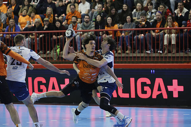 Una acci�n del partido entre el Bathco BM Torrelavega y el Fraikin BM Granollers.