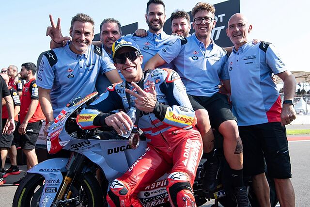 Marc M�rquez celebra su tercer lugar con parte del Gresini.