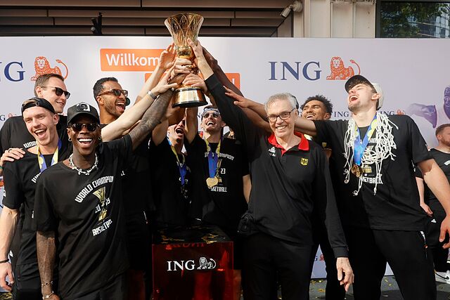 Gordie Herbert levanta el trofeo junto a los jugadores