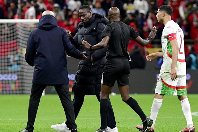 Pape Thiaw, instantes despu�s de mandar a sus jugadores abandonar el campo en la final de la Copa �frica.