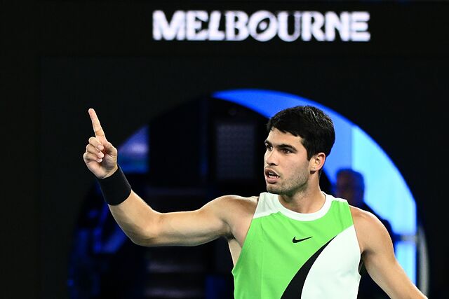 Alcaraz celebra con el dedo en alto.