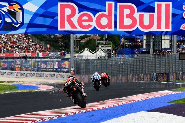 Momento en el que se le sale la cadena a Acosta, en Misano.