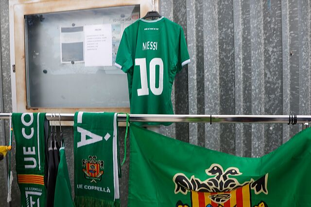 En venta la camiseta del Cornell� con dorsal y nombre de Messi en la espalda.