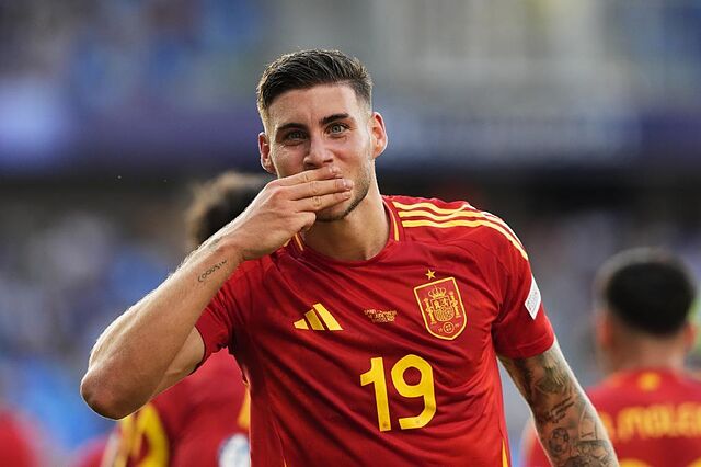 Roberto Fern�ndez celebra su gol a Ruman�a