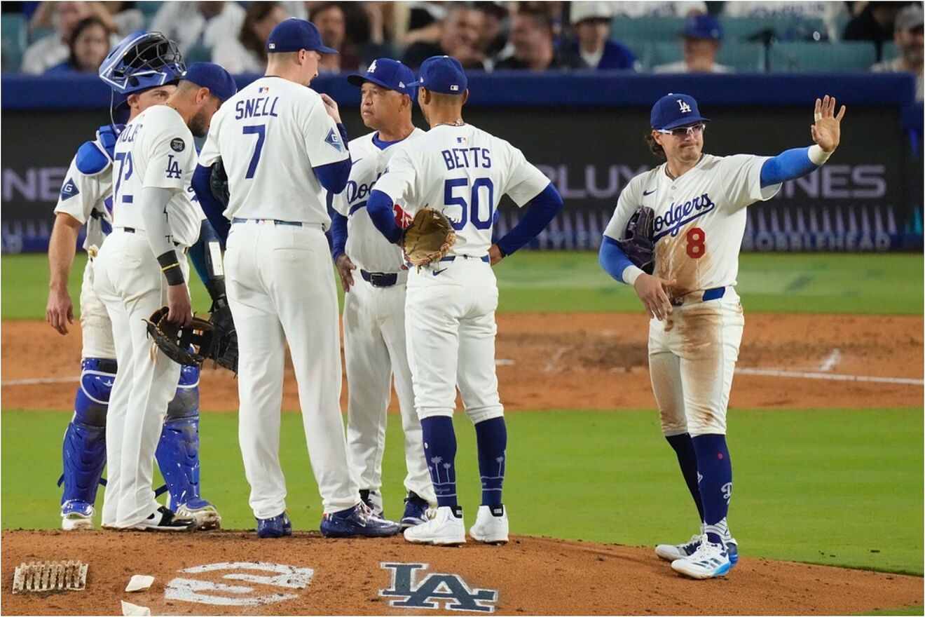 Dave Roberts talks with starting pitcher Snell, Kiké Hernández,...