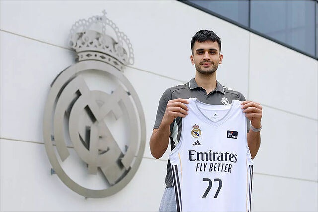 �mer Yurtseven, con la camiseta del Real Madrid.