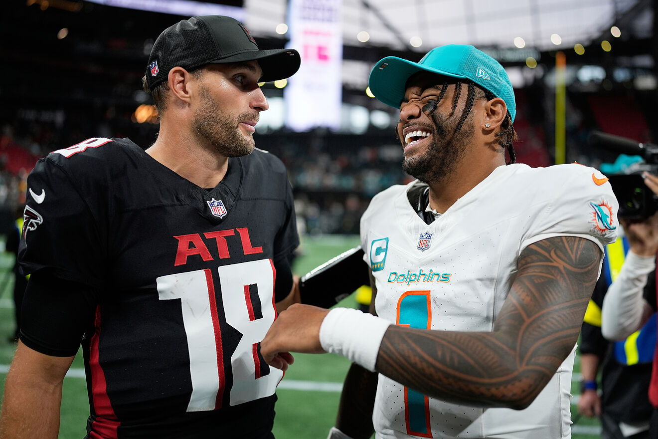 Atlanta Falcons quarterback Kirk Cousins (18) talks with Miami...