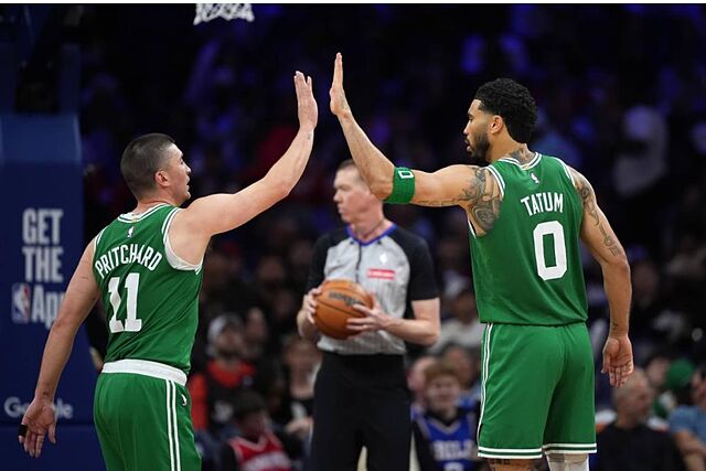 Payton Pritchard y Jayson Tatum celebran una acci�n en el cuarto partido ante los Sixers.