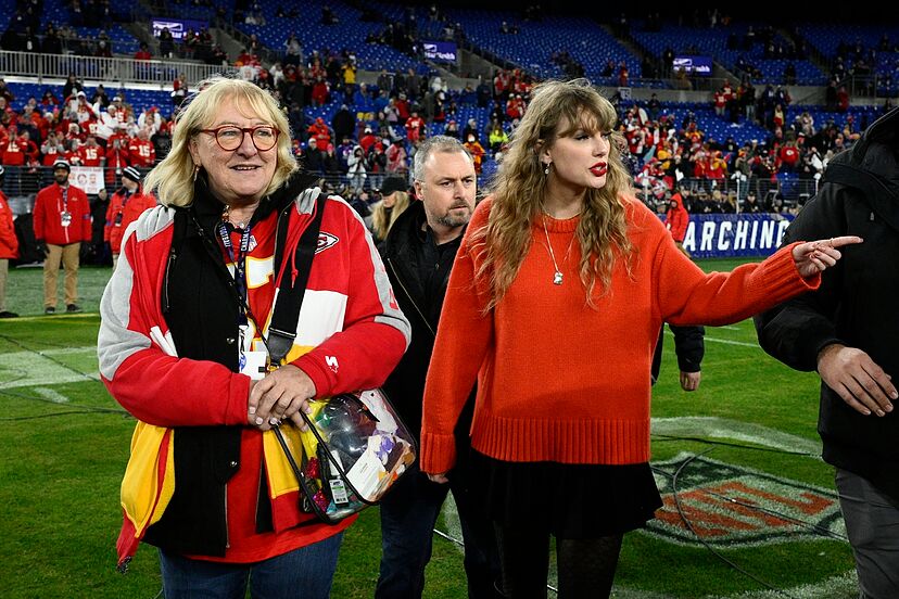 Taylor Swift shows off engagement ring in first public game-day appearance of NFL season at Arrowhead Stadium | Marca