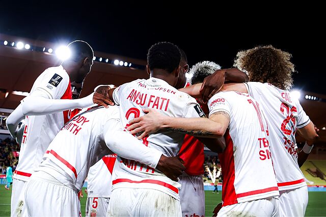 Los jugadores del M�naco celebran un gol