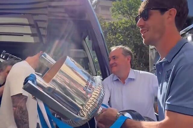 Aritz Elustondo y Aperribay, con la Copa justo antes de iniciar el regreso de Sevilla.