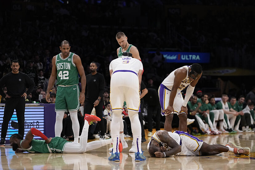 Fans accuse LeBron James of kneeing Jaylen Brown in Lakers loss to Celtics | Marca
