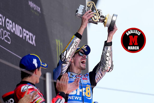 Marc M�rquez aplaude a �lex en el podio de Barcelona.