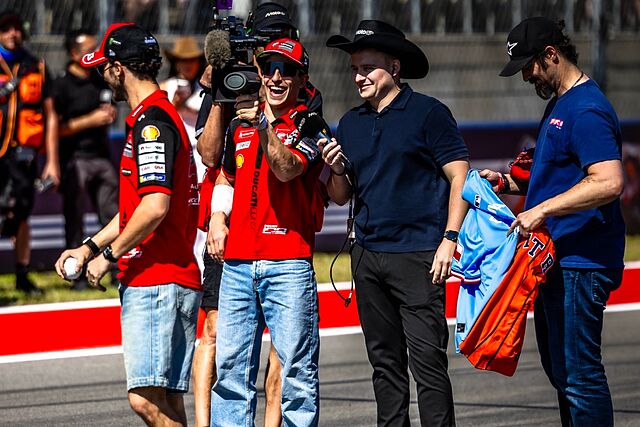 Marc M�rquez graba a Pecco Bagnaia, en Austin.