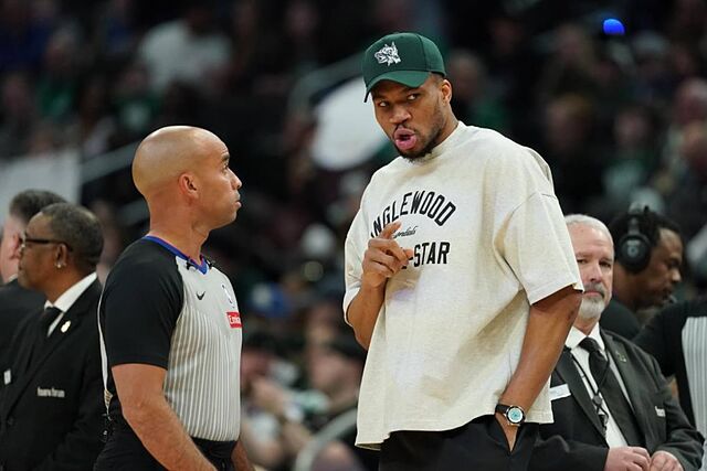 Giannis Antetokounmpo habla con un �rbitro.