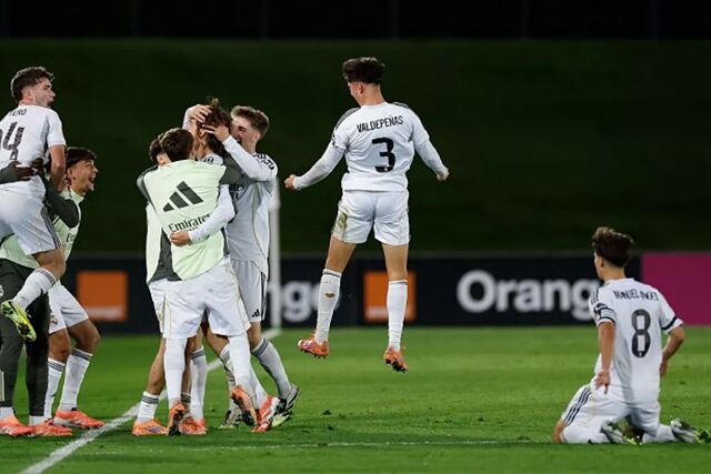 Los jugadores del Castilla celebran un gol.