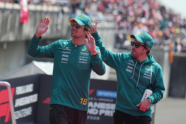Lance Stroll y Alonso saludan en Suzuka.