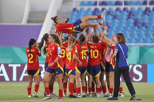 AME7997. SANTO DOMINGO (REP�BLICA DOMINICANA), 16/10/2024.- Jugadoras de Espa�a celebran el triunfo ante Estados Unidos este mi�rcoles, en un partido del Mundial femenino sub-17 en el estadio Ol�mpico F�lix S�nchez de Santo Domingo (Rep�blica Dominicana). EFE/Orlando Barr�a