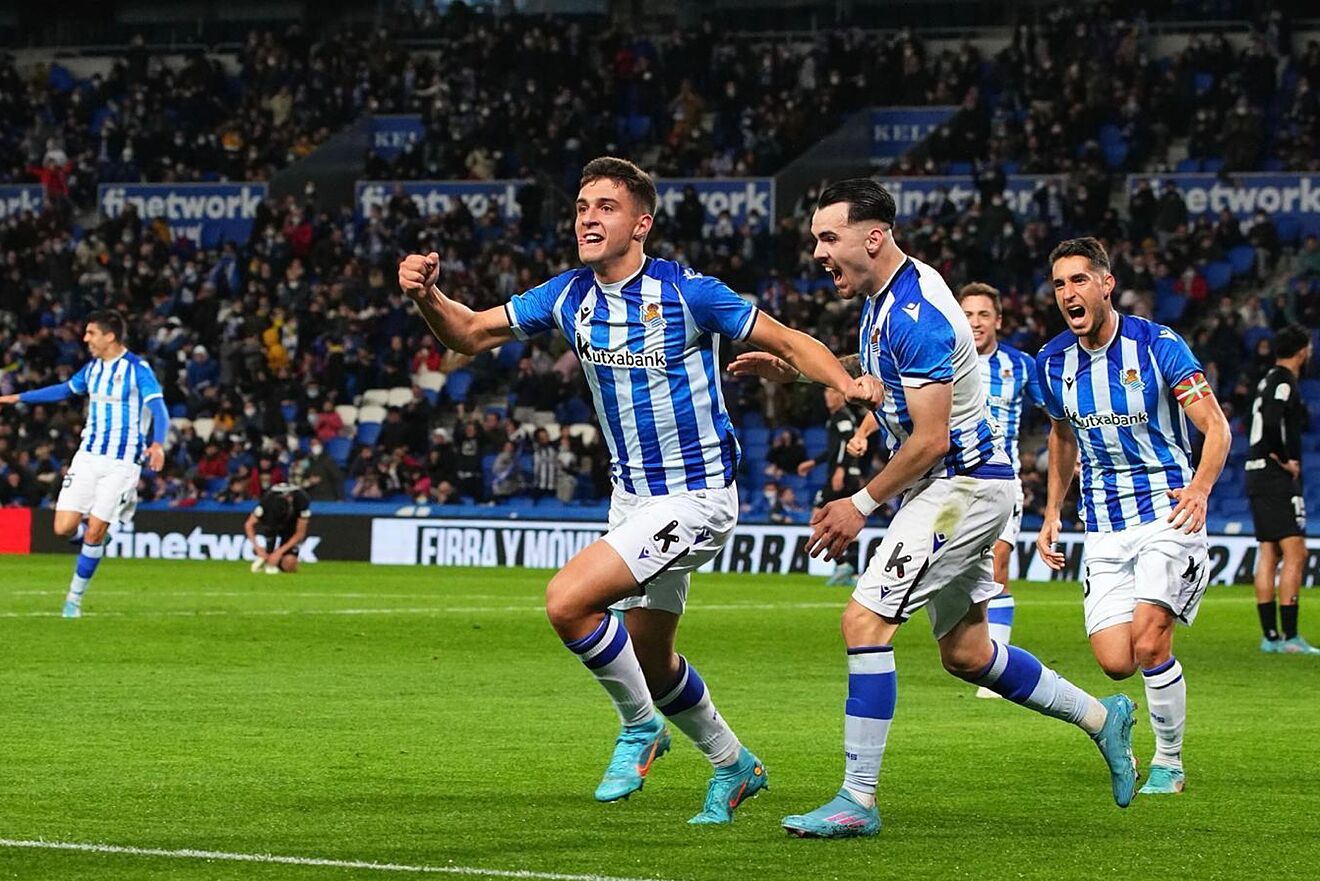 Jon Karrikaburu celebra un gol con el filial, junto a �lex Sola.