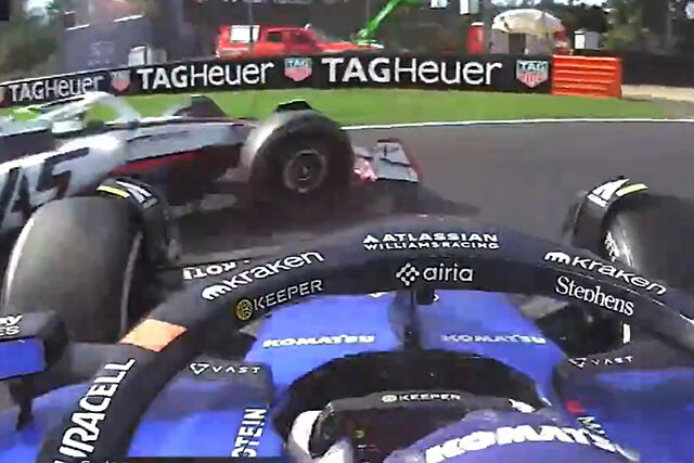 Sainz, al ser golpeado por Bearman.