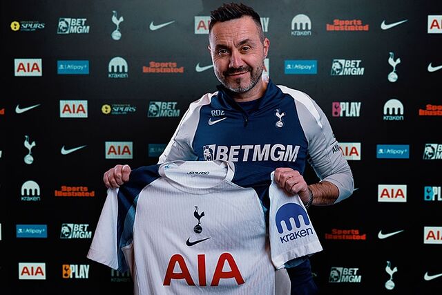 De Zerbi posa con la camiseta del Tottenham.
