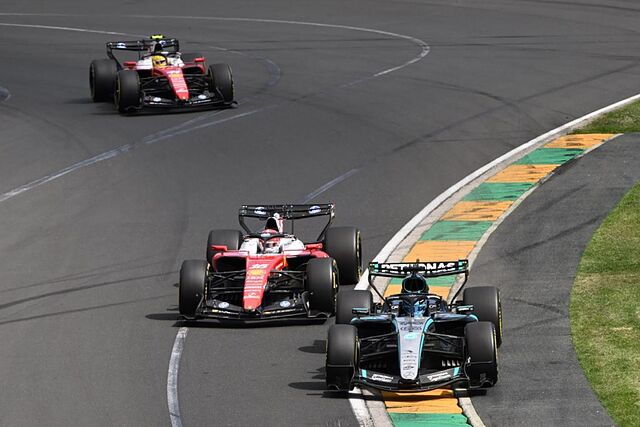 George Russell adelanta a Charles Leclerc, con Hamilton atr�s.