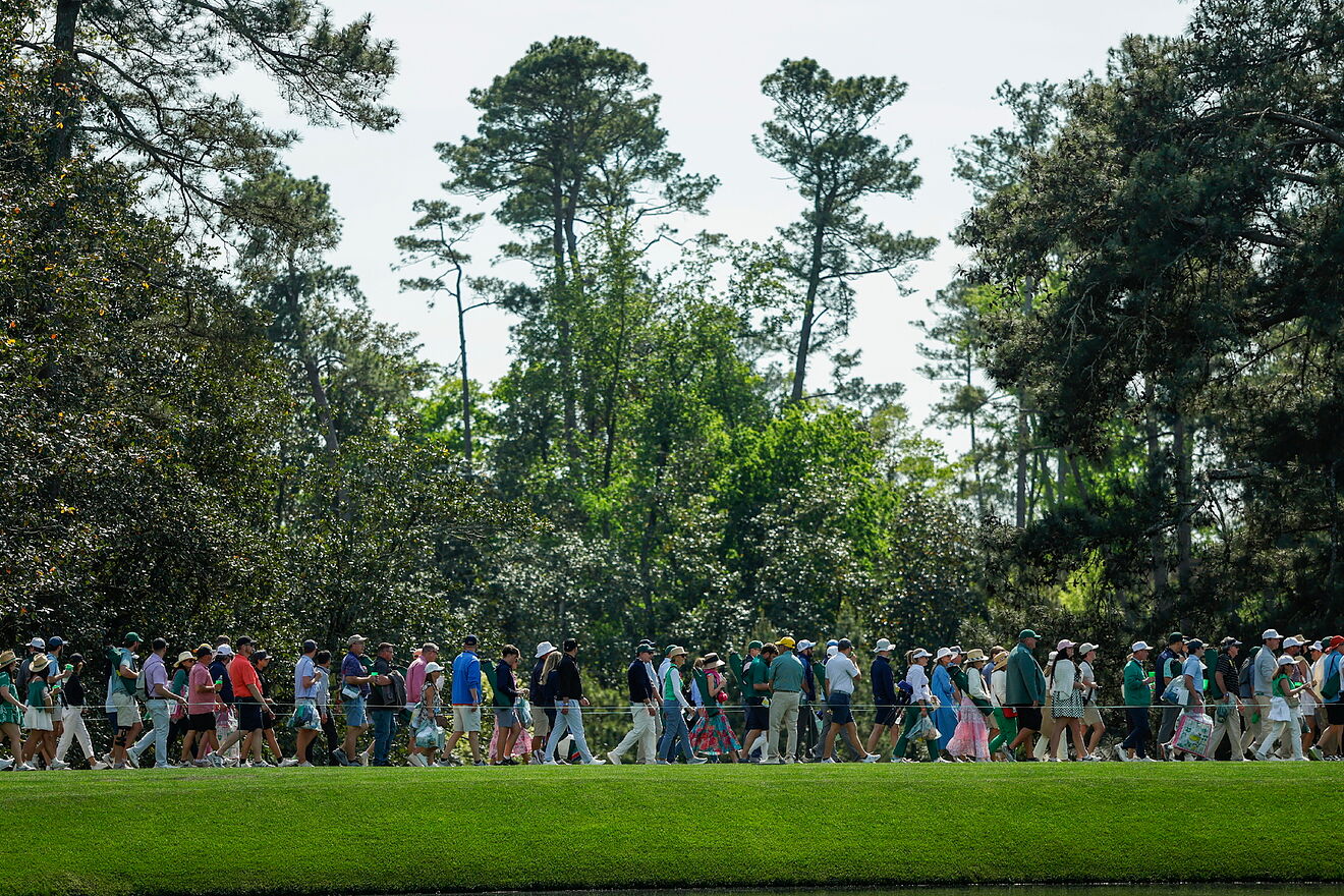 AUGUSTA (United States), 09/04/2026.- Patrons walk along the pathway...