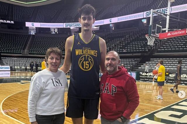 El gigante Aday Mara, flanqueado por Elisa Aguilar y Chus Mateo, de visita en Michigan.