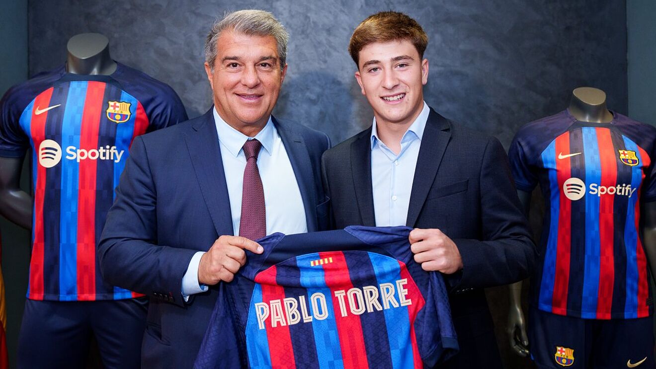 Pablo Torre firma su contrato con el Bar�a