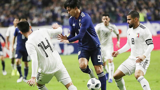 Disputa del bal�n entre los japones y venezolanos