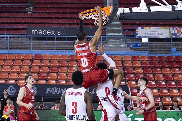 Kaodirichi Akobundu-Ehiogu hace un mate en el partido ante el Hapoel Jerusal�n.