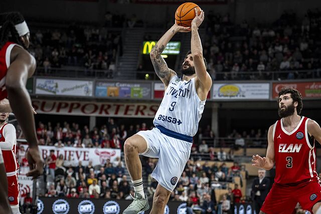 Ricky Rubio lanza en el partido ante el Elan Chalon.